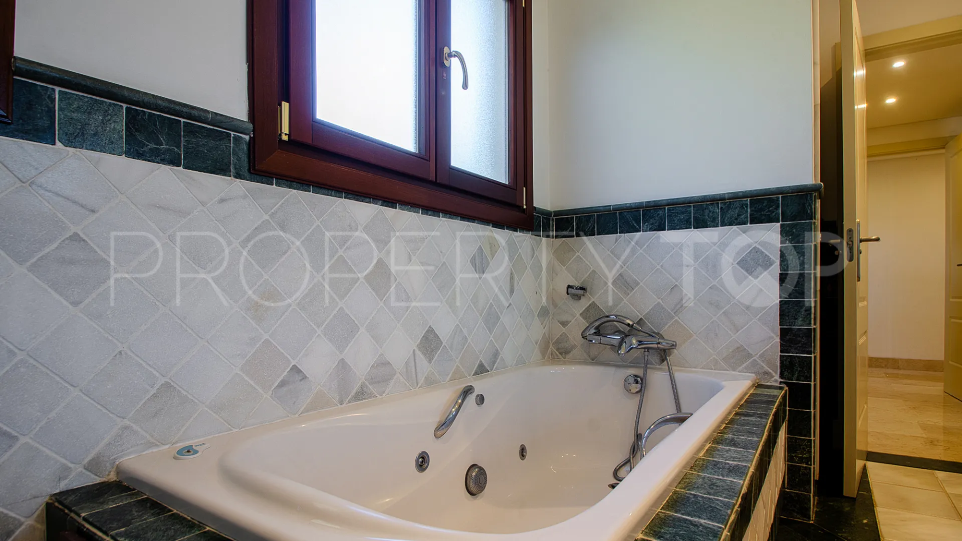 Se vende apartamento con 3 dormitorios en Lomas del Rey