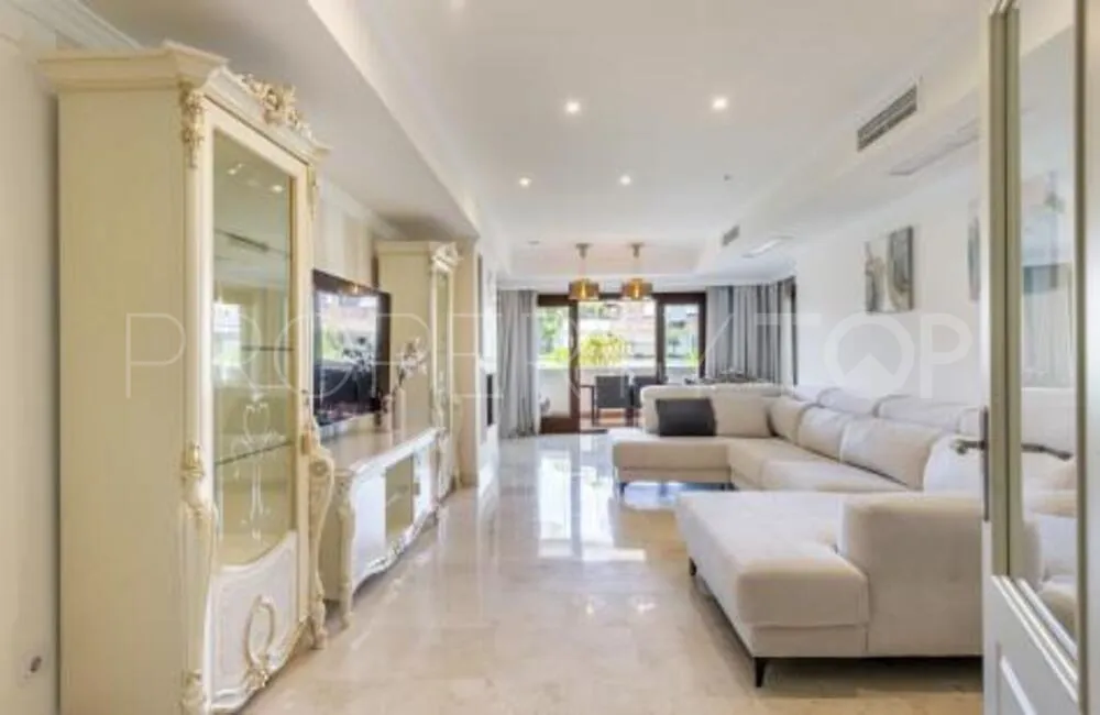 Se vende apartamento con 3 dormitorios en Lomas del Rey