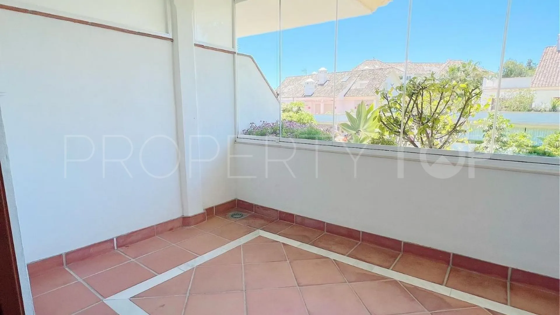 Se vende apartamento con 3 dormitorios en Lomas del Rey