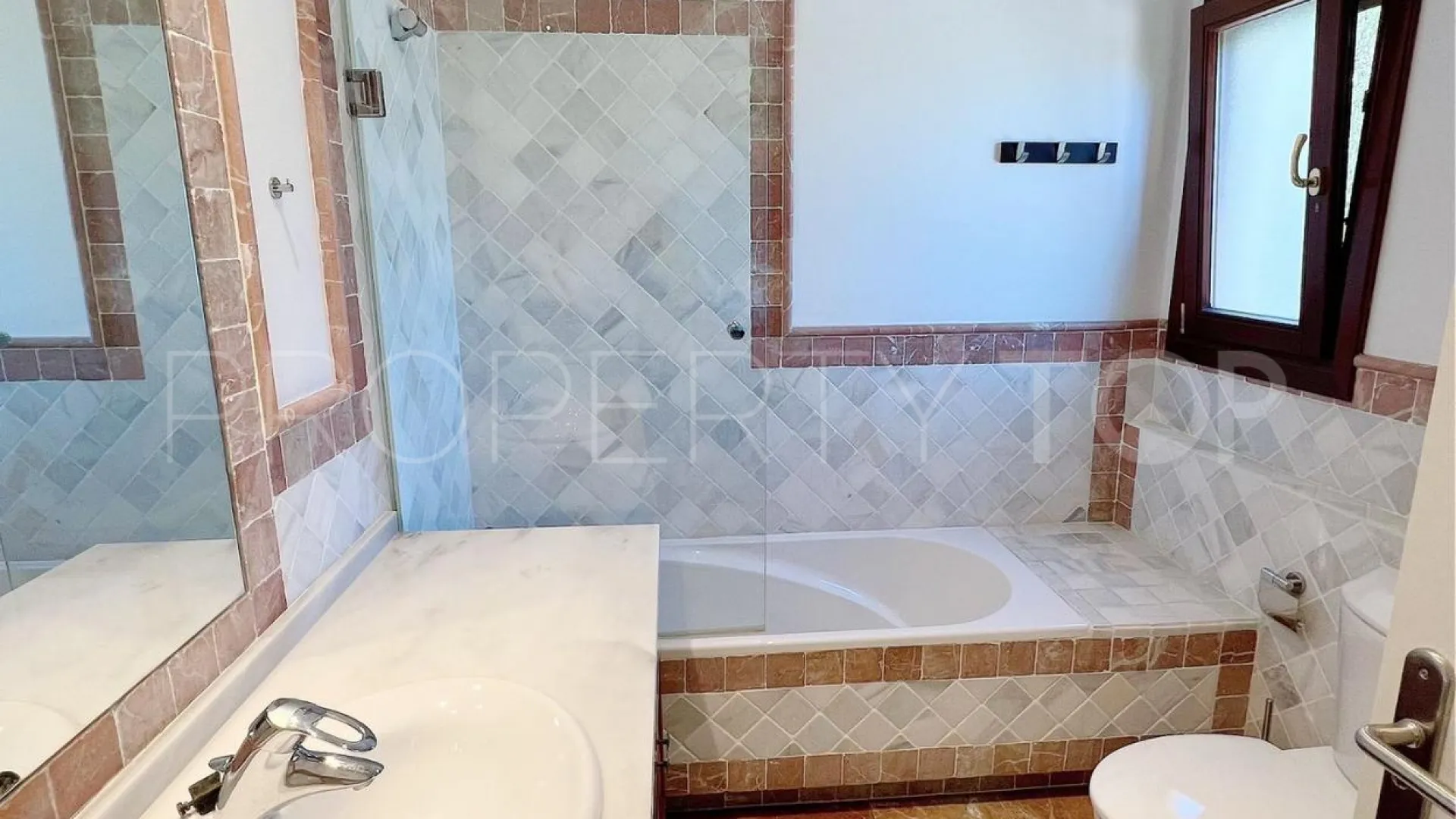 Se vende apartamento con 3 dormitorios en Lomas del Rey