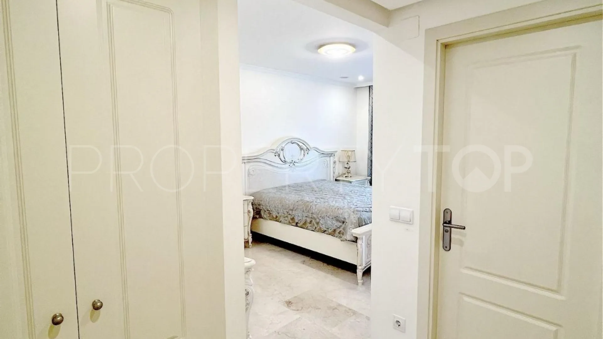 Se vende apartamento con 3 dormitorios en Lomas del Rey