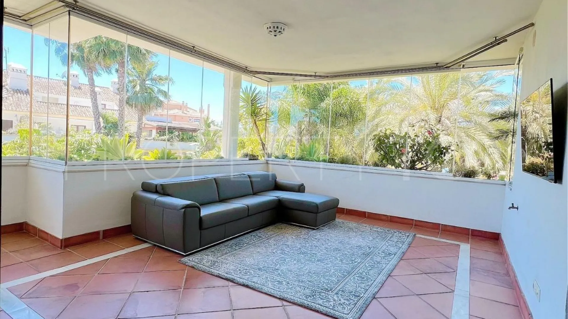 Se vende apartamento con 3 dormitorios en Lomas del Rey