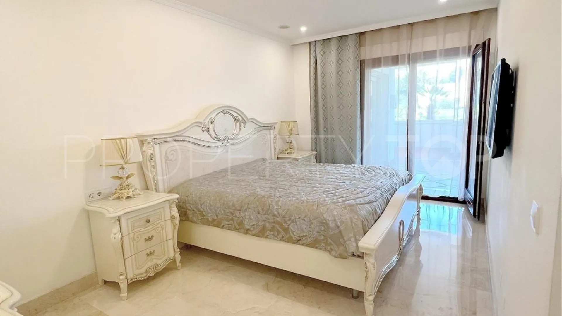 Se vende apartamento con 3 dormitorios en Lomas del Rey