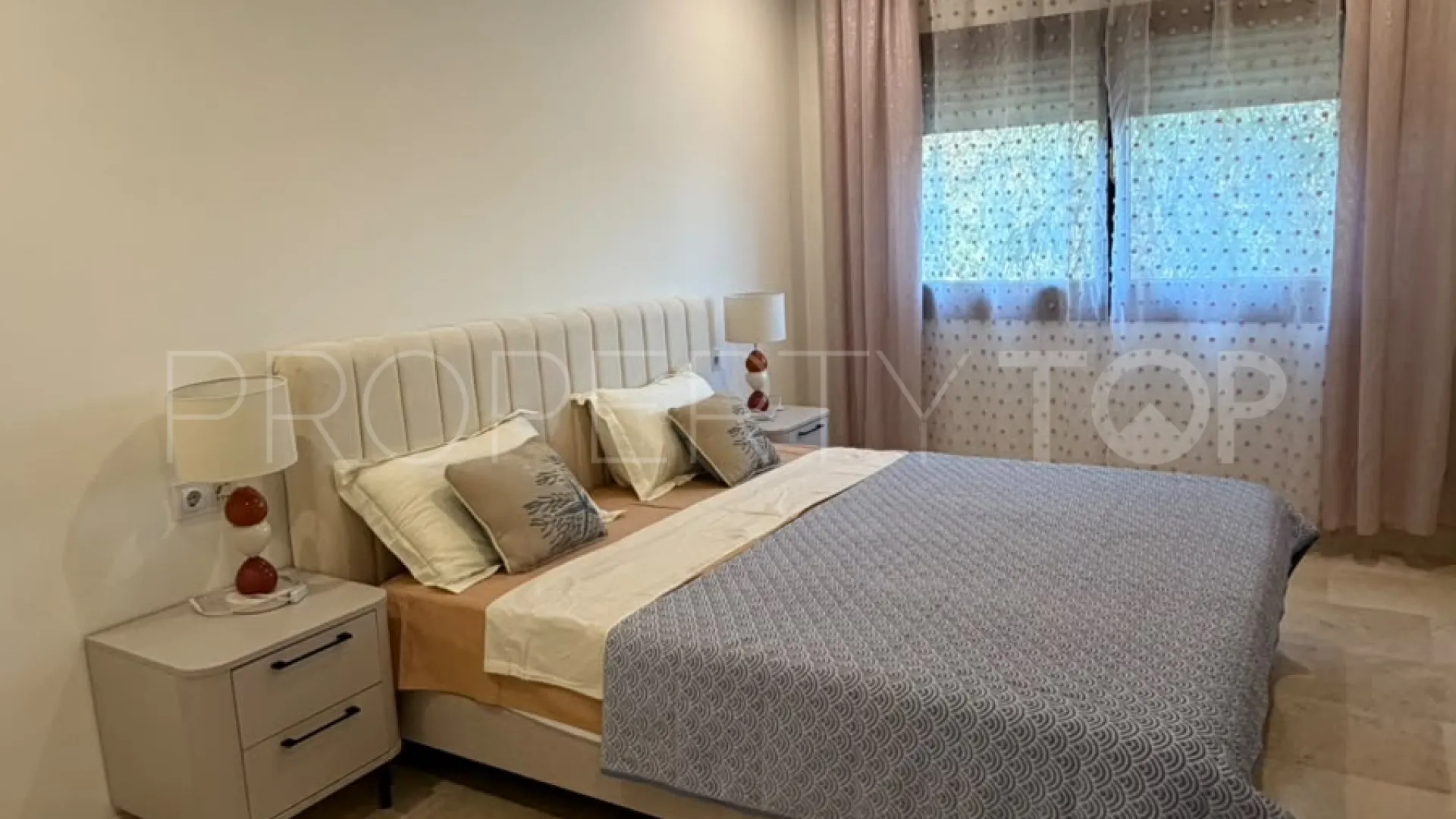 Se vende apartamento con 3 dormitorios en Lomas del Rey