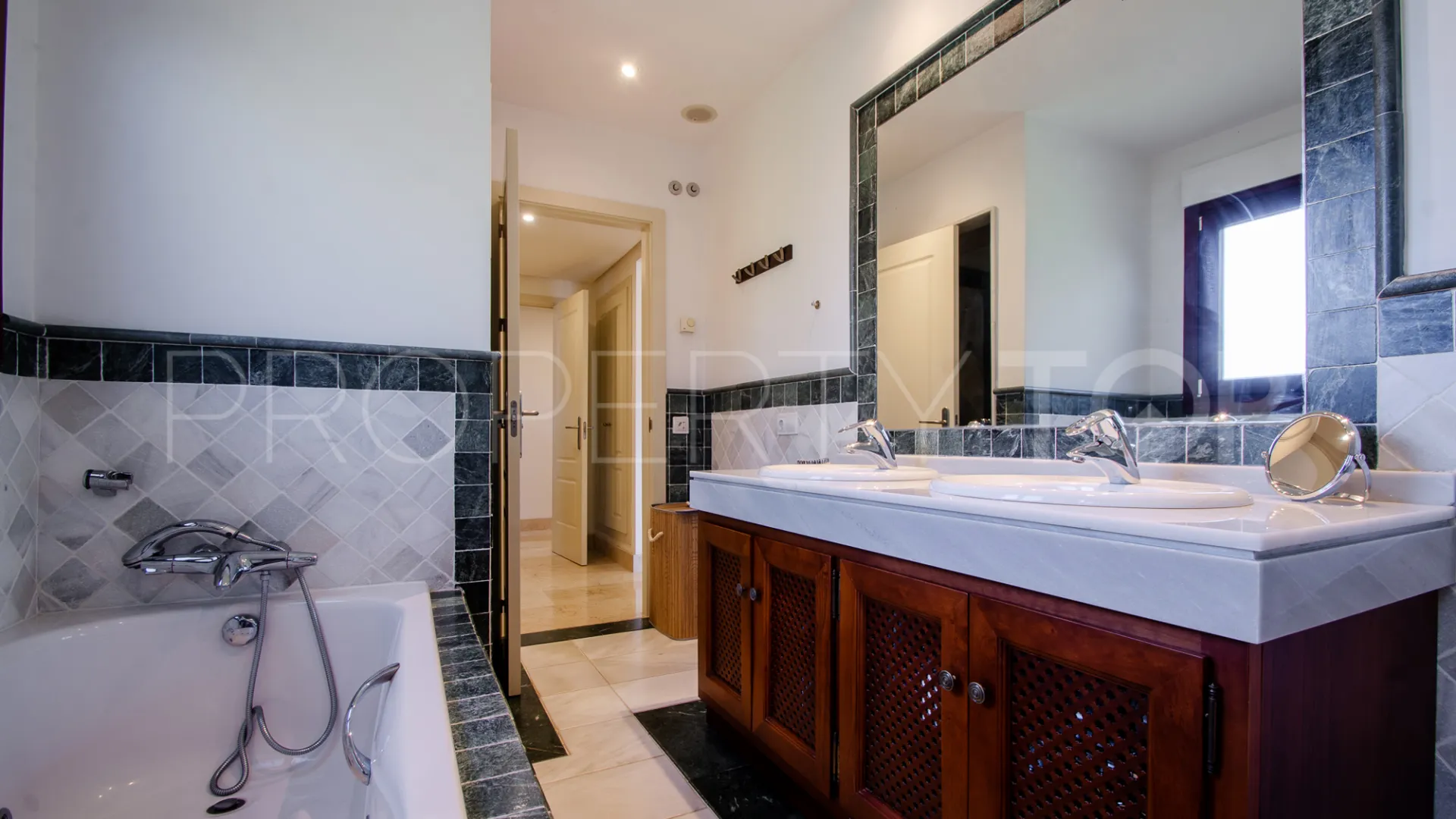 Se vende apartamento con 3 dormitorios en Lomas del Rey
