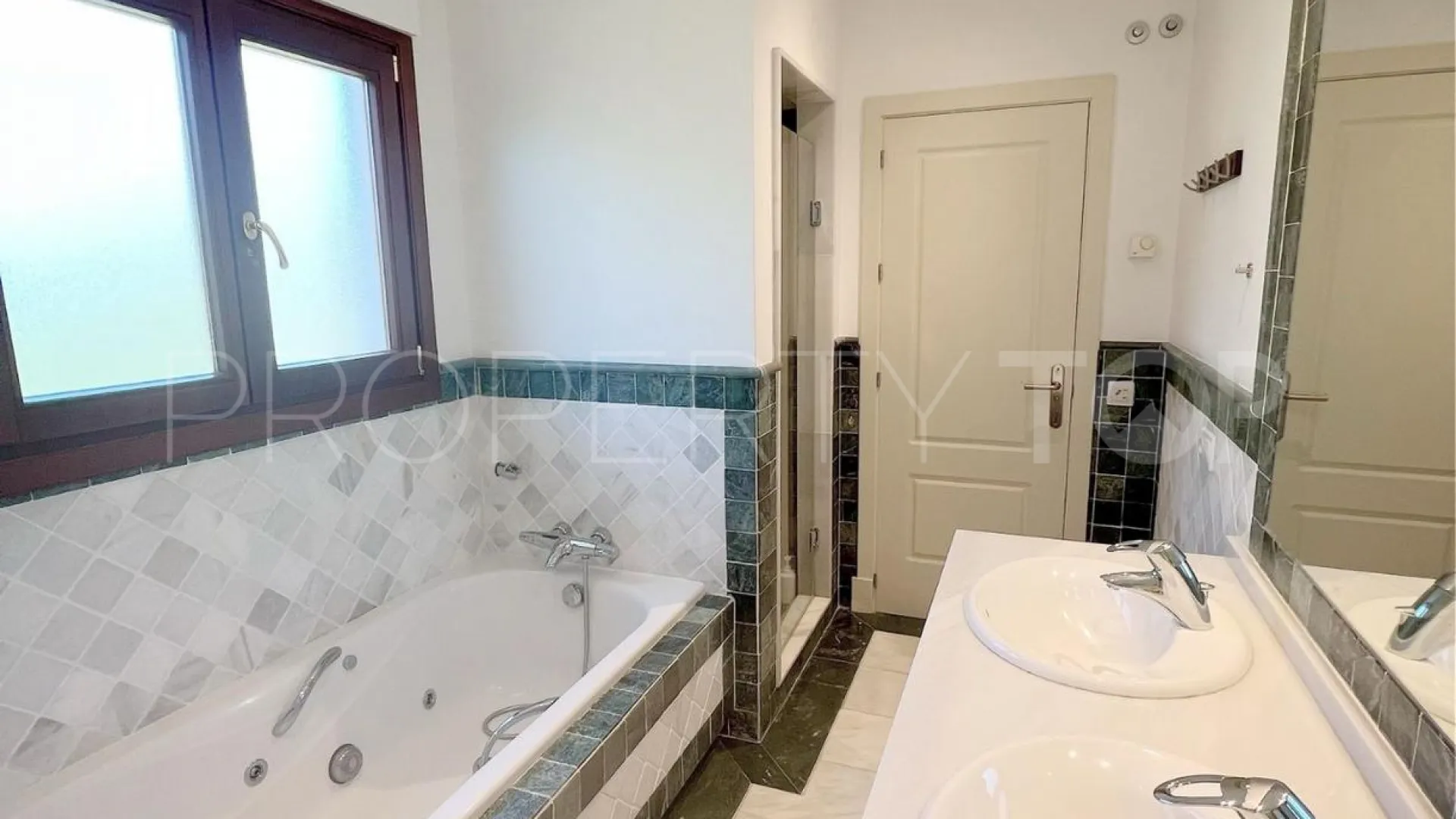 Se vende apartamento con 3 dormitorios en Lomas del Rey