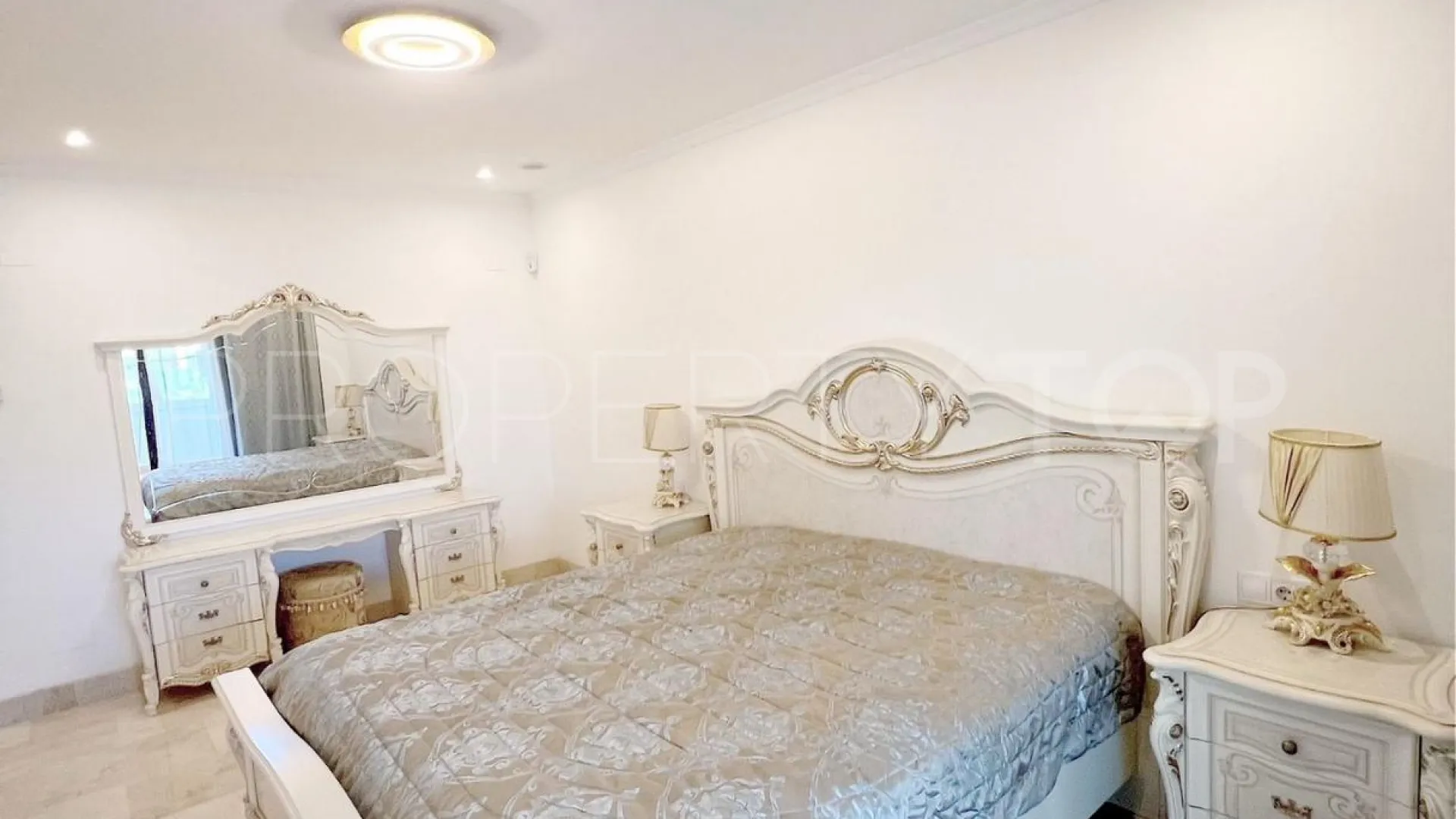 Se vende apartamento con 3 dormitorios en Lomas del Rey