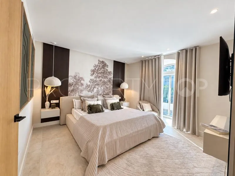 Buy duplex in Aloha Gardens