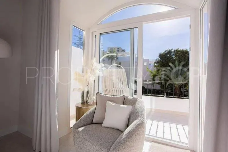 Buy duplex in Aloha Gardens