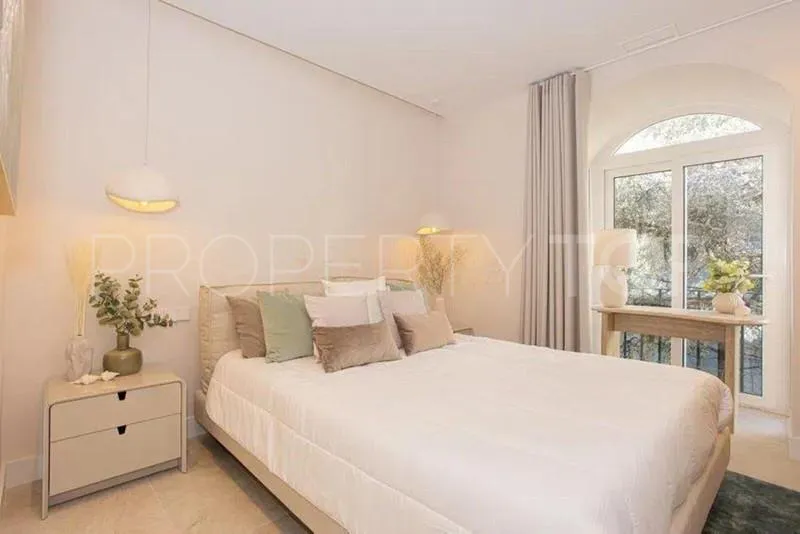 Buy duplex in Aloha Gardens