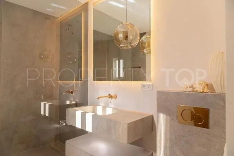 Buy duplex in Aloha Gardens