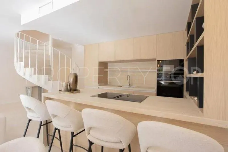 Buy duplex in Aloha Gardens