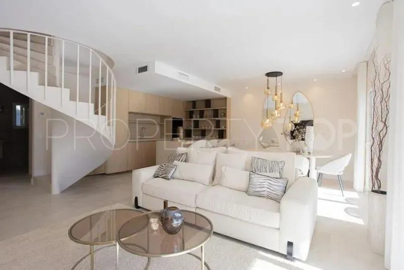 Buy duplex in Aloha Gardens