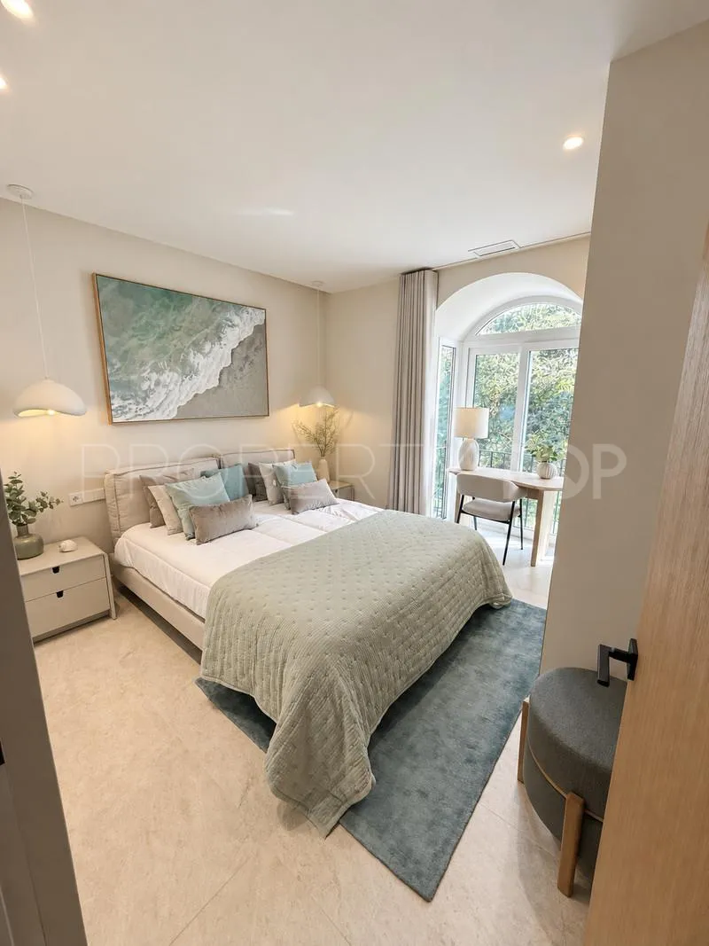 Buy duplex in Aloha Gardens