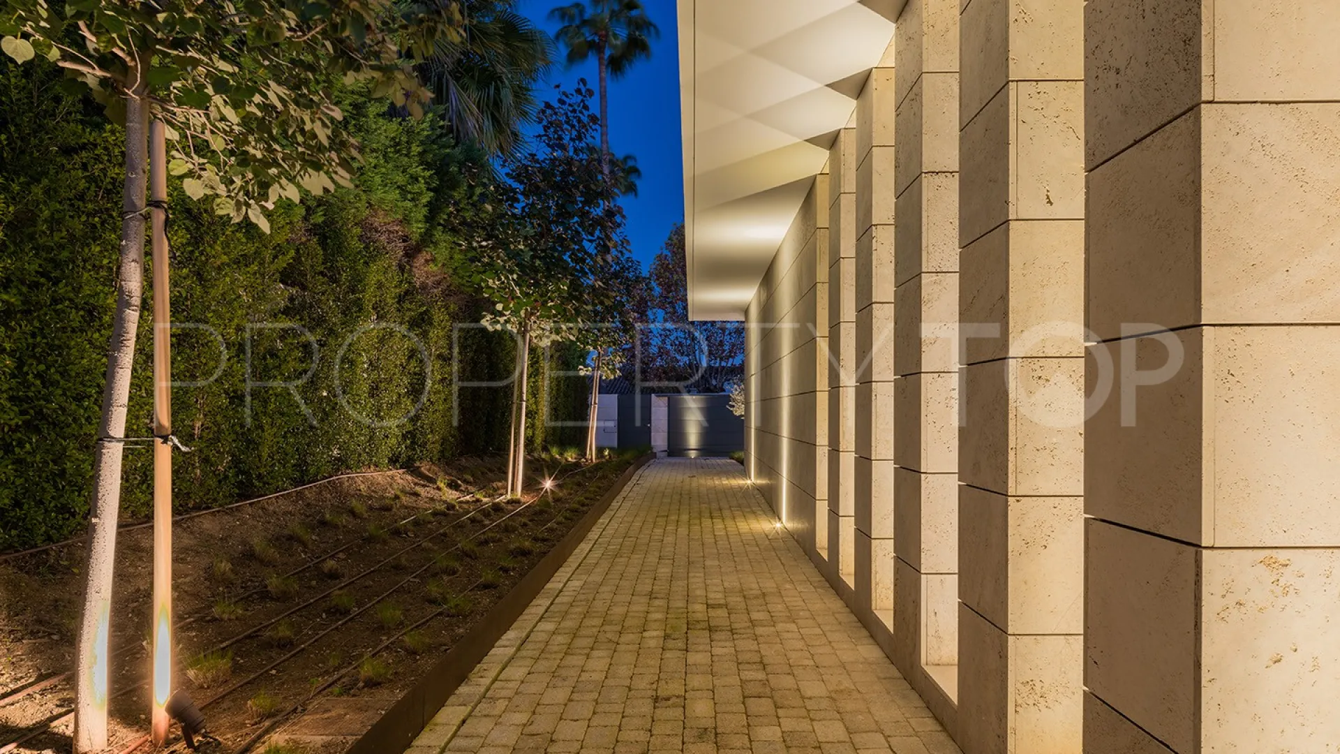 For sale Kings & Queens villa