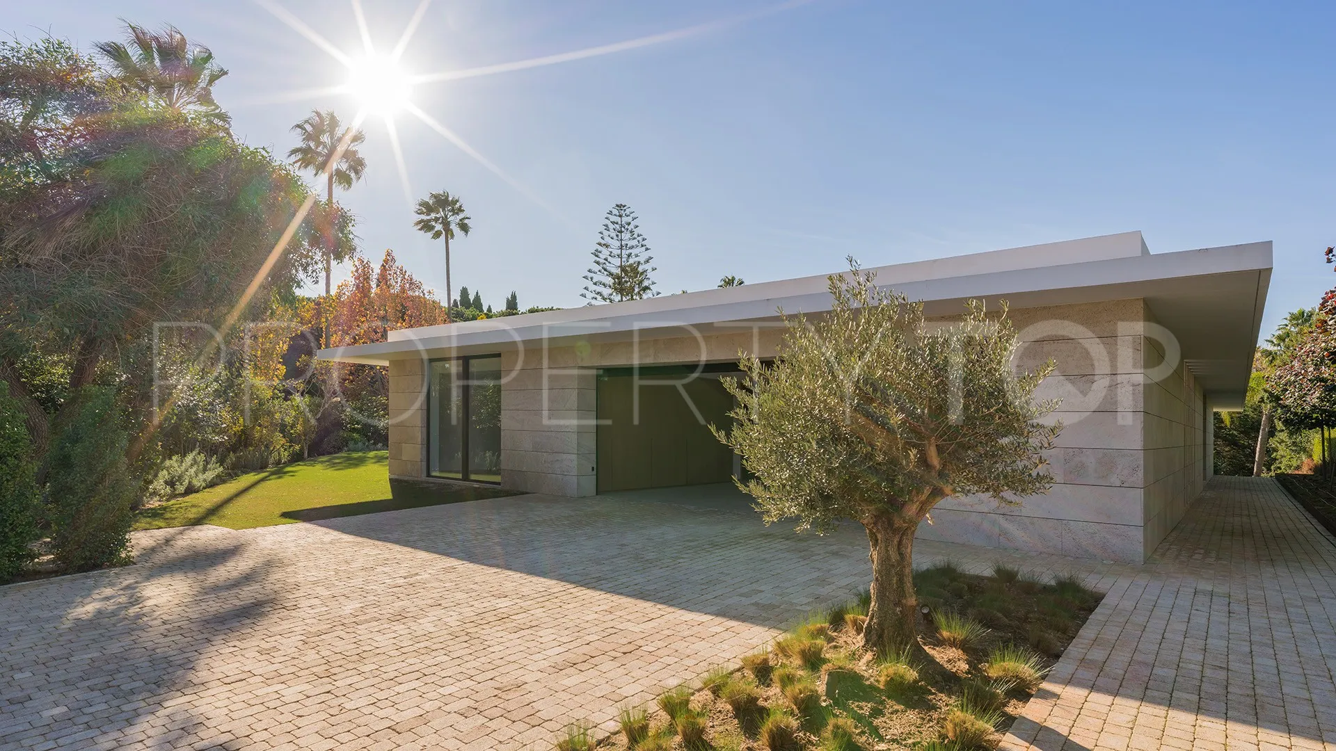 For sale Kings & Queens villa