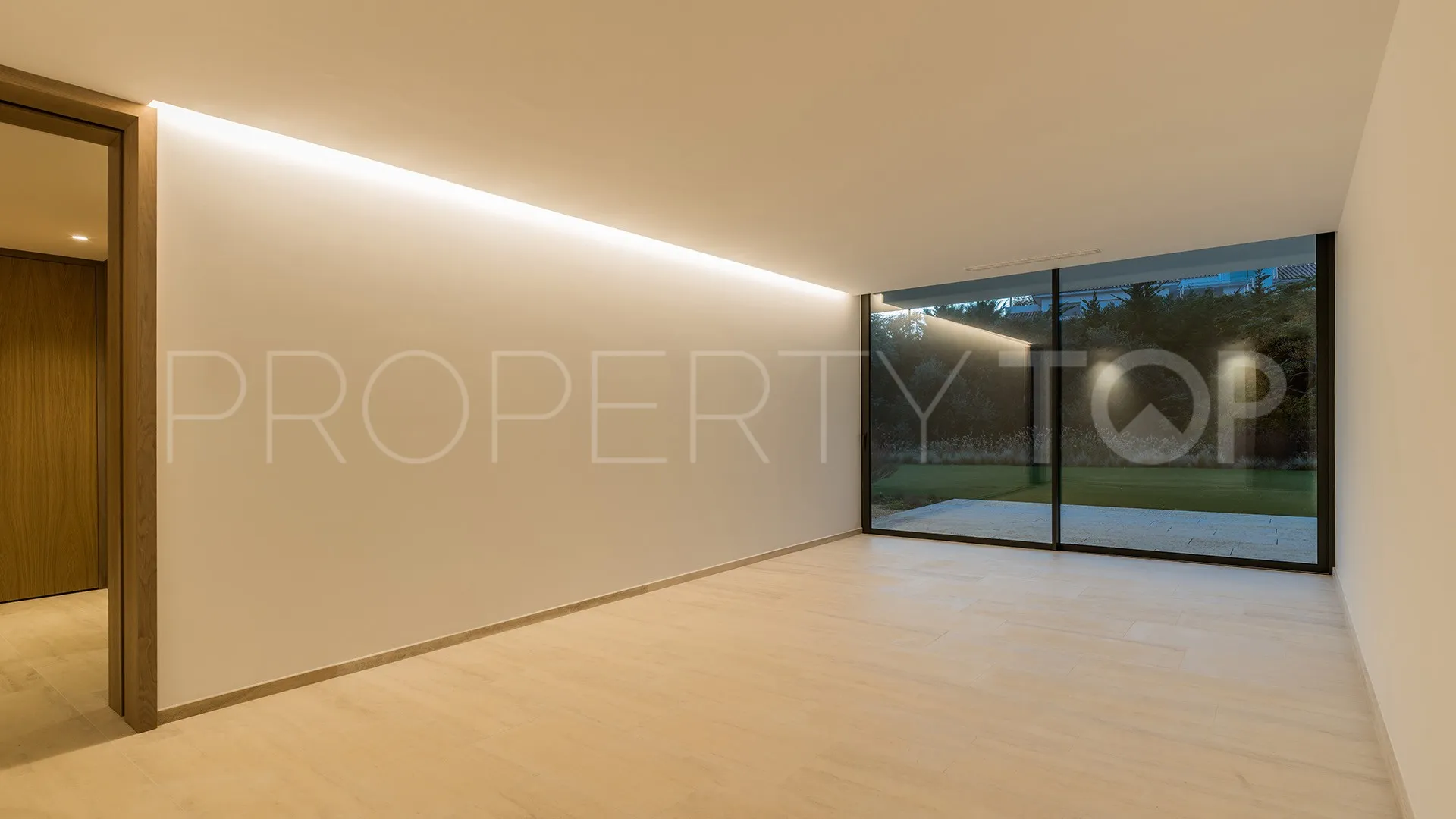 For sale Kings & Queens villa