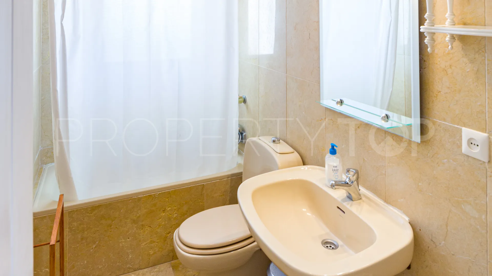 Se vende villa de 4 dormitorios en Guadalmina Baja