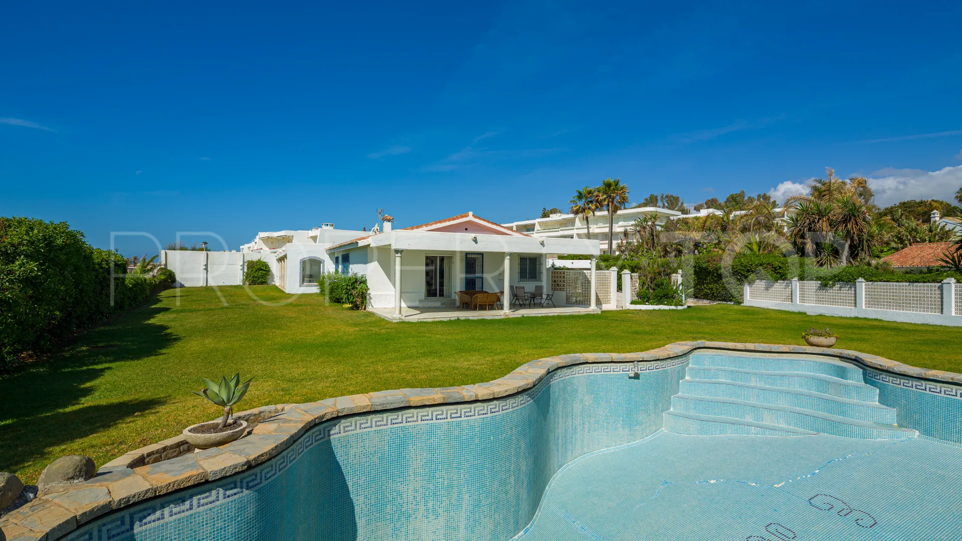 Se vende villa de 4 dormitorios en Guadalmina Baja