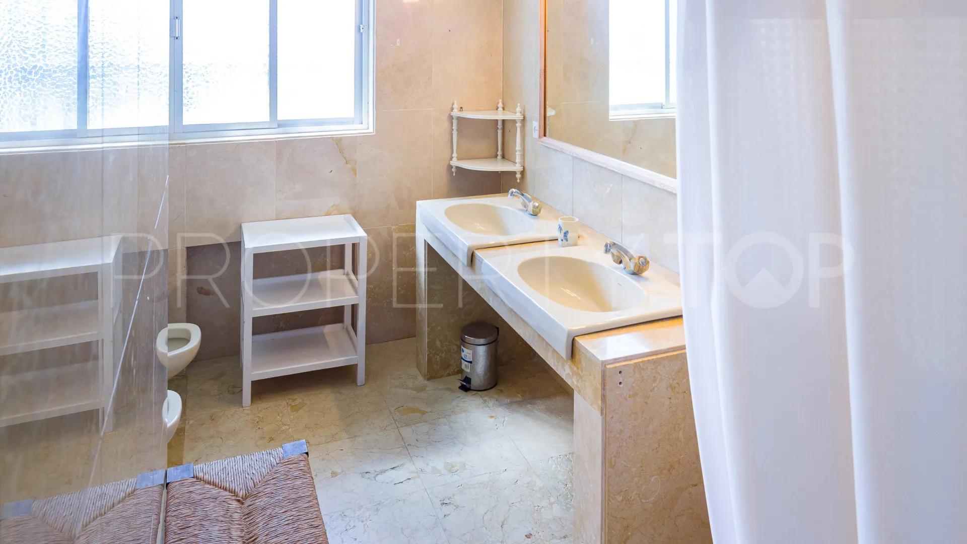 Se vende villa de 4 dormitorios en Guadalmina Baja