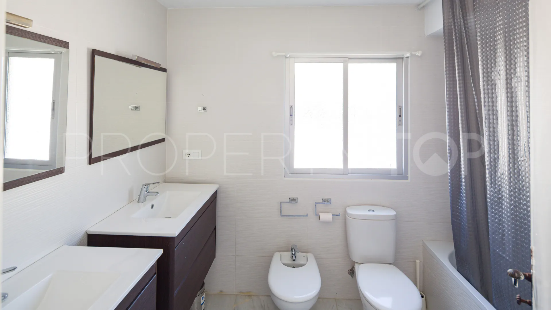 Se vende villa de 4 dormitorios en Guadalmina Baja
