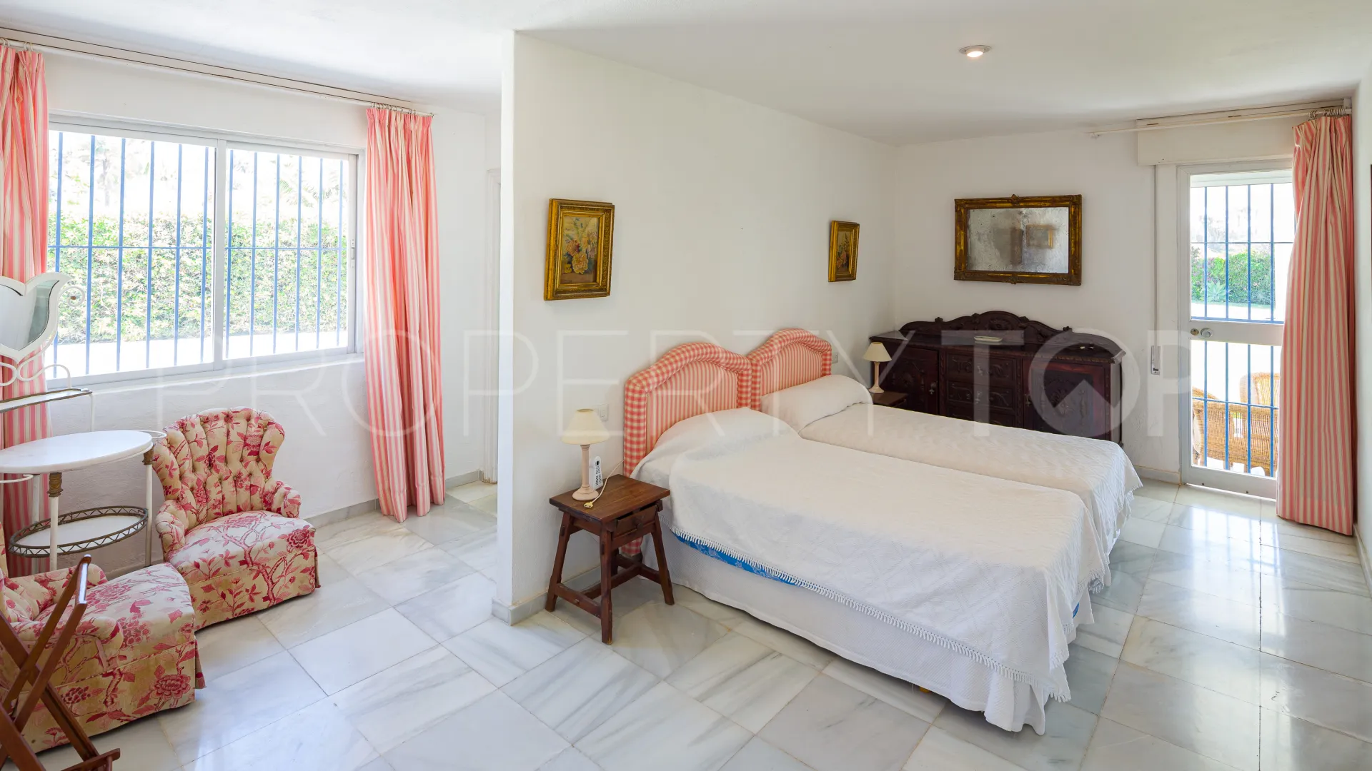 Se vende villa de 4 dormitorios en Guadalmina Baja