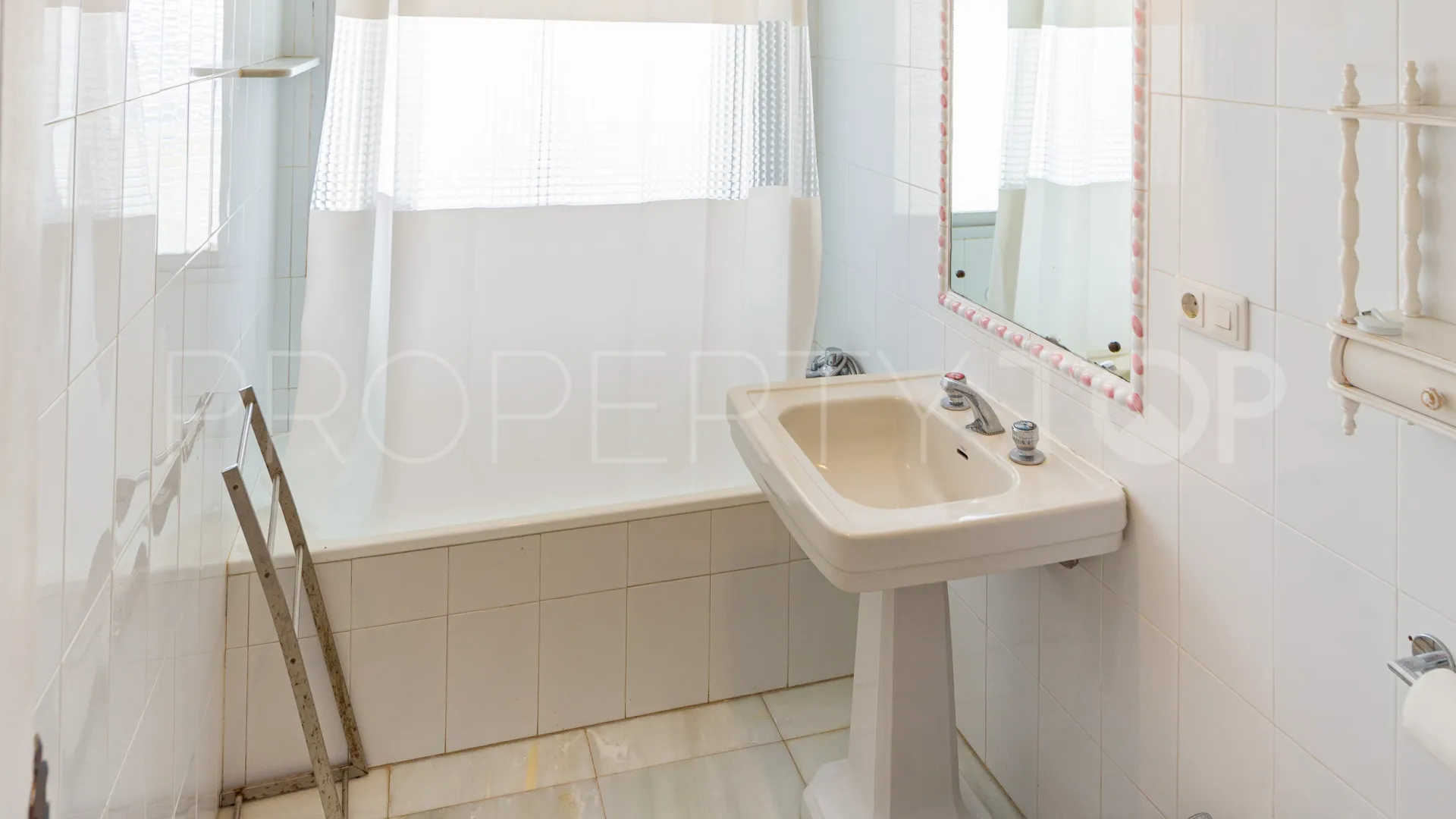 Se vende villa de 4 dormitorios en Guadalmina Baja