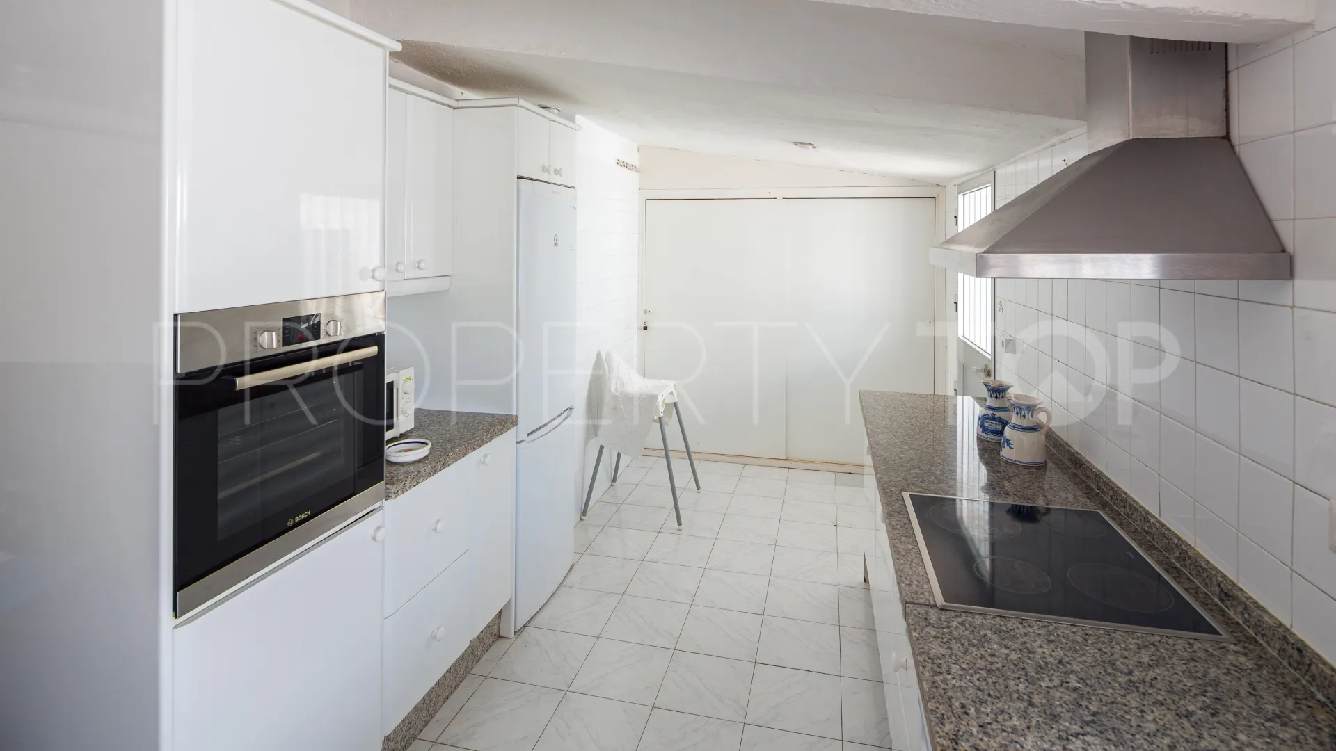 Se vende villa de 4 dormitorios en Guadalmina Baja