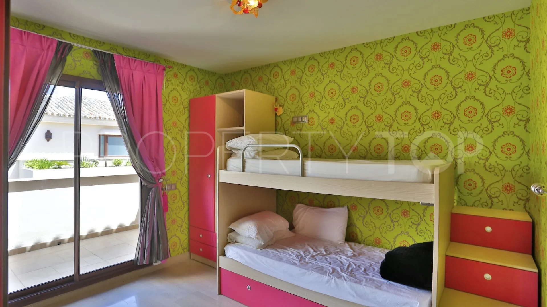 Nueva Andalucia 2 bedrooms penthouse for sale