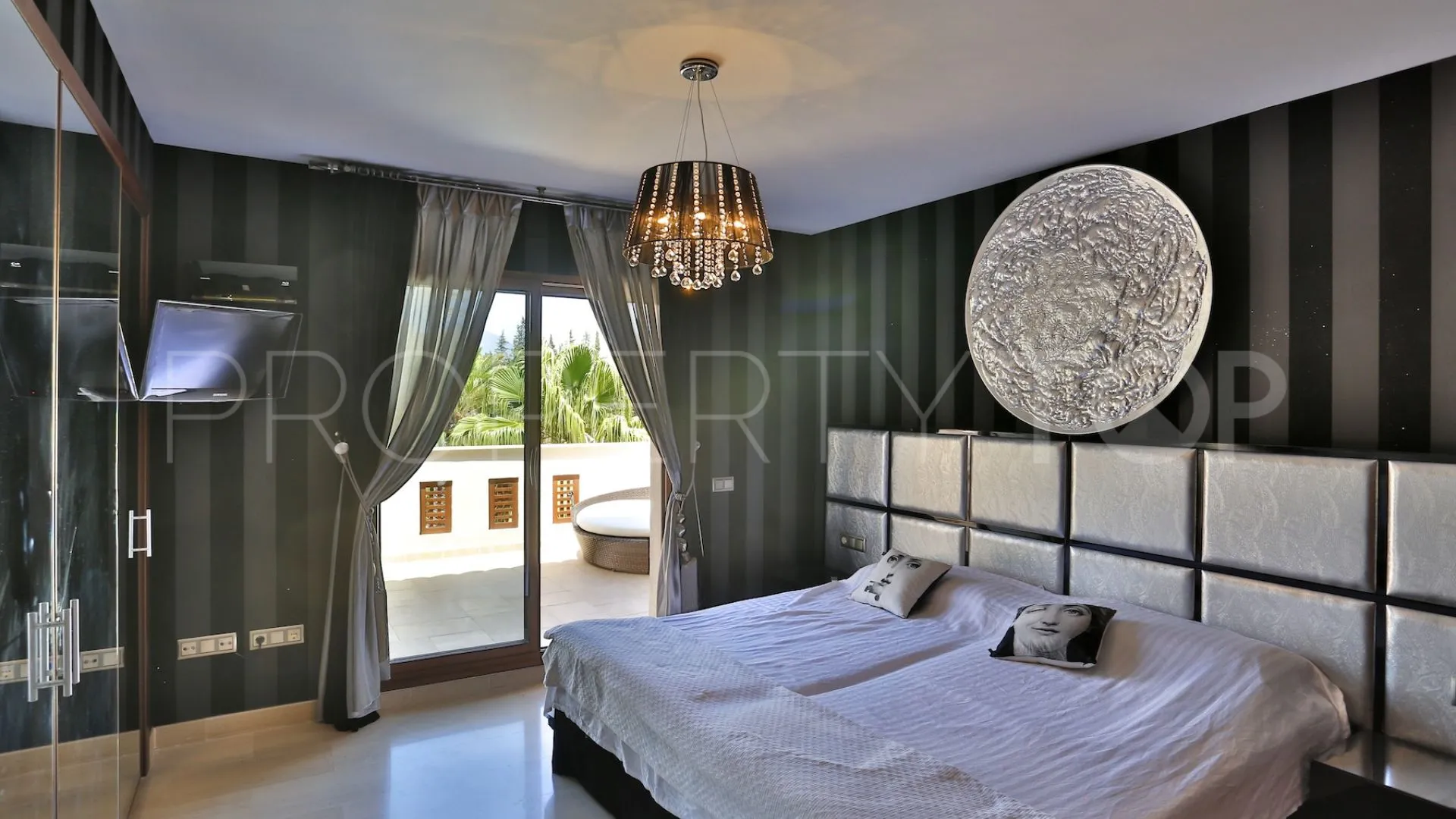 Nueva Andalucia 2 bedrooms penthouse for sale