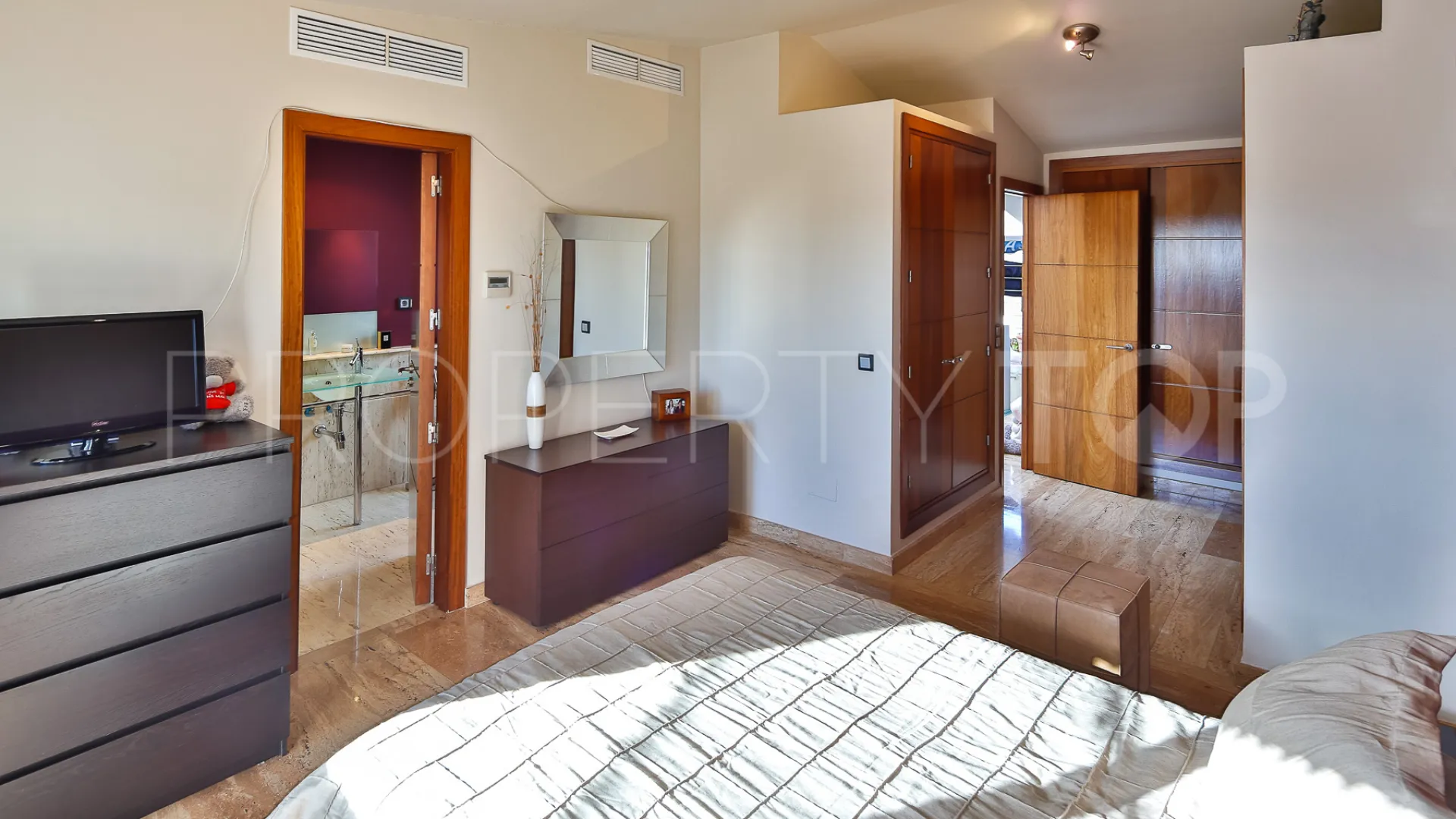 Buy 3 bedrooms restaurant in La Campana