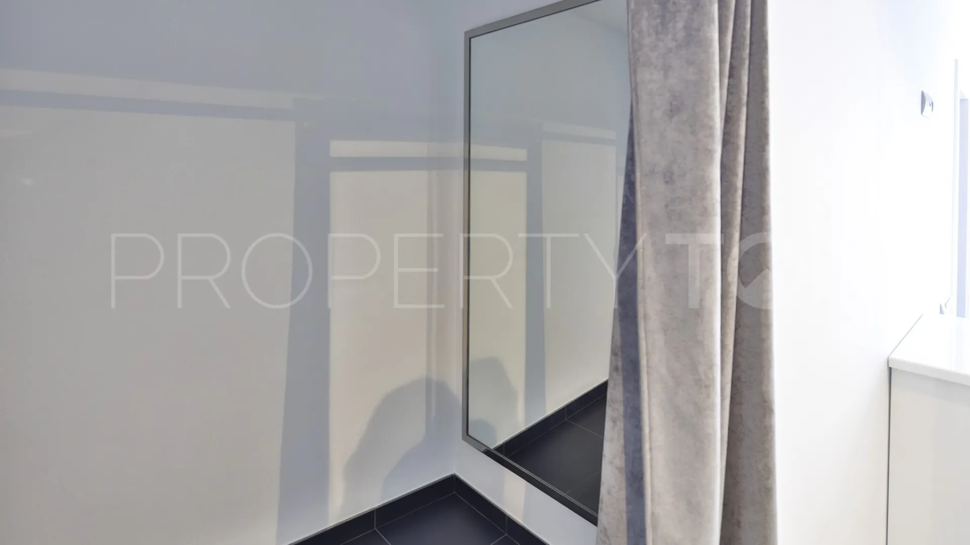 For sale commercial premises in Marbella - Puerto Banus