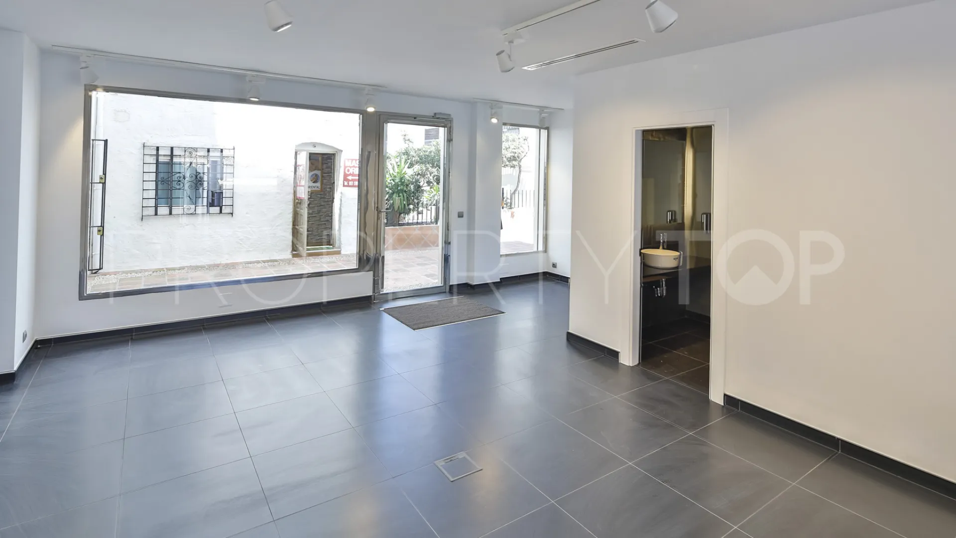 For sale commercial premises in Marbella - Puerto Banus