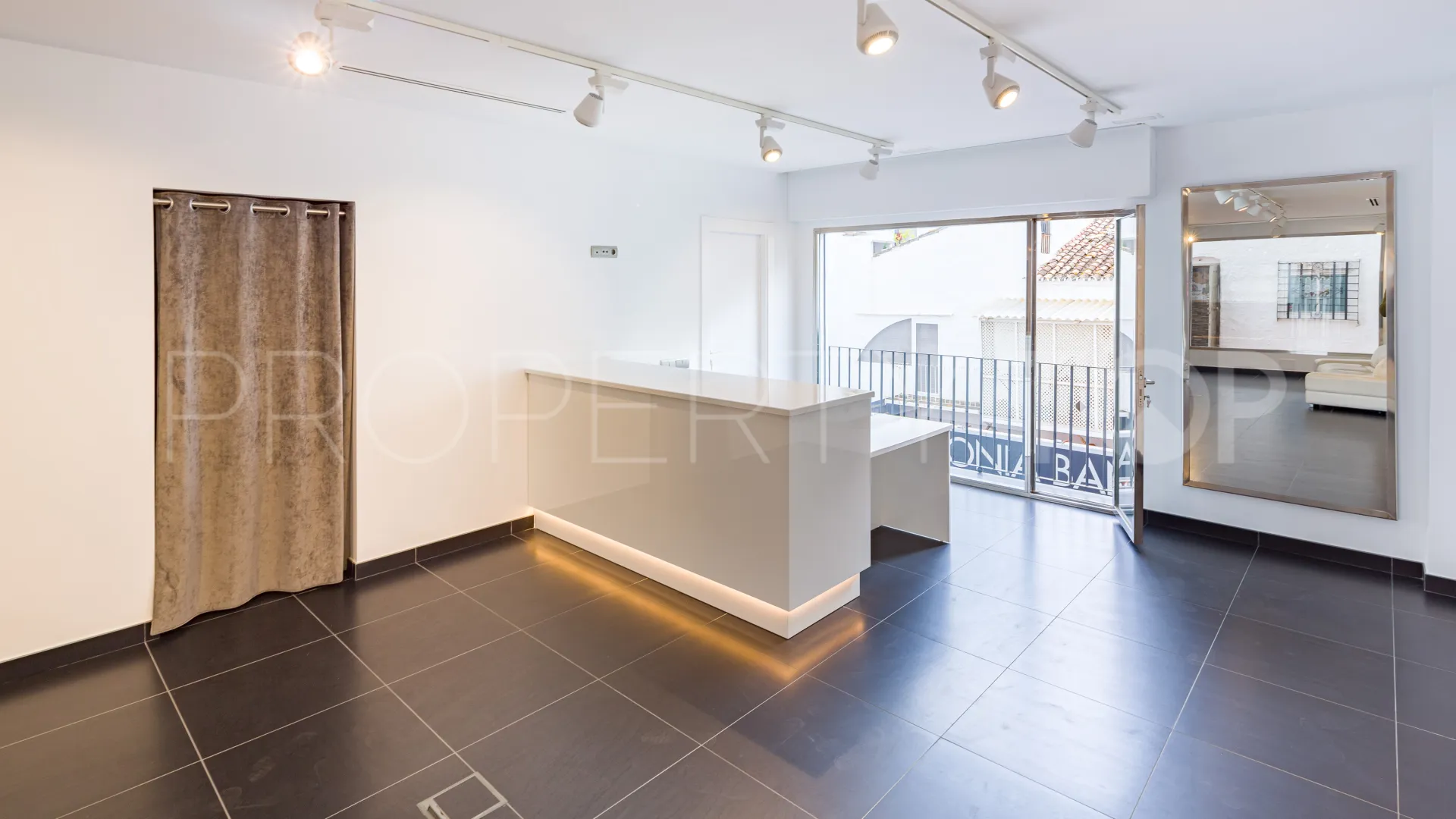 For sale commercial premises in Marbella - Puerto Banus