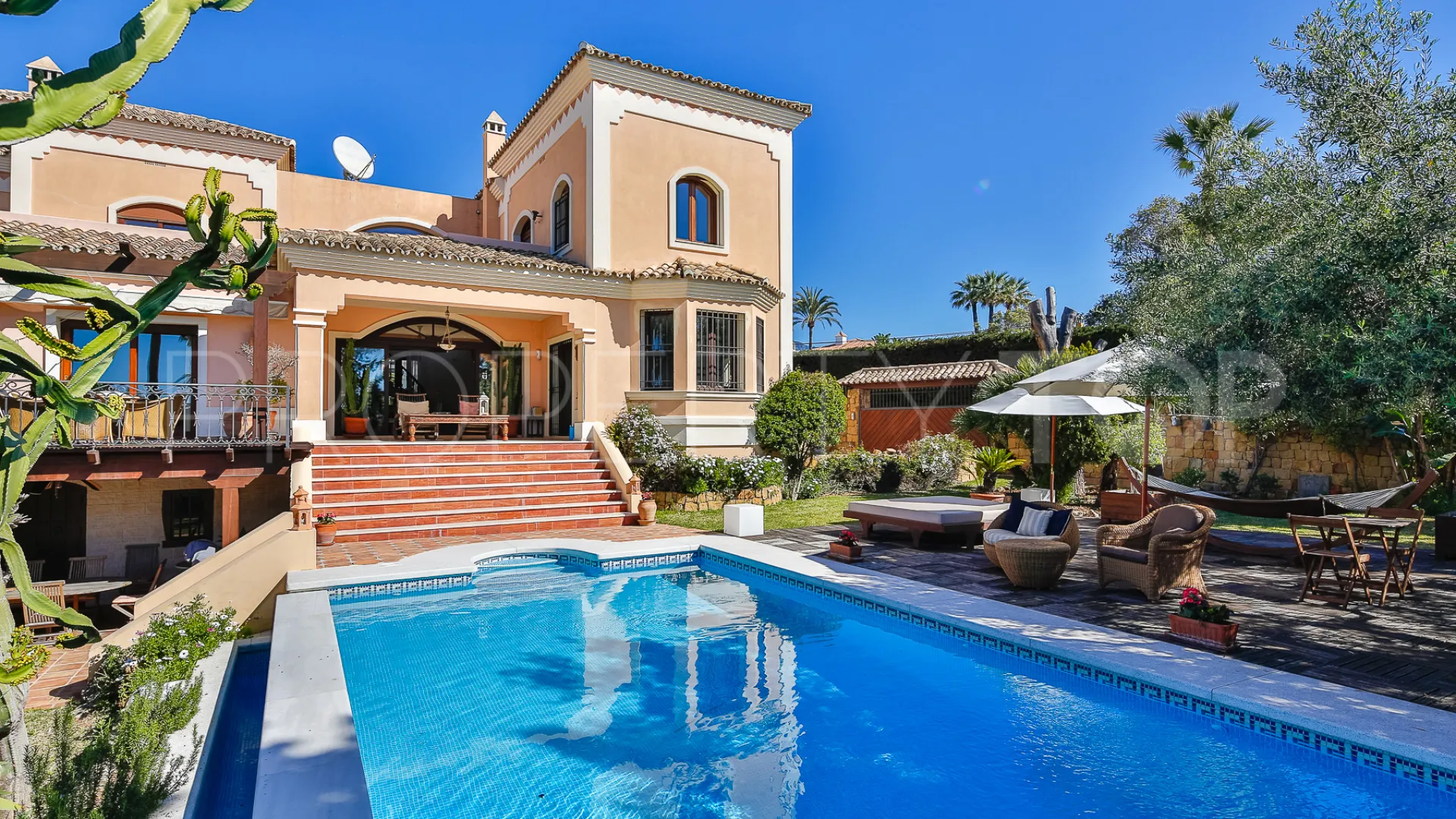 Villa de 5 dormitorios en venta en Nueva Andalucia
