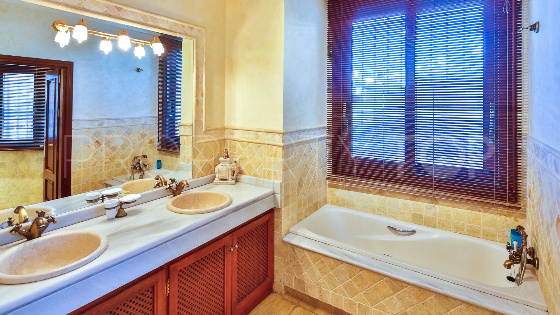Villa de 5 dormitorios en venta en Nueva Andalucia