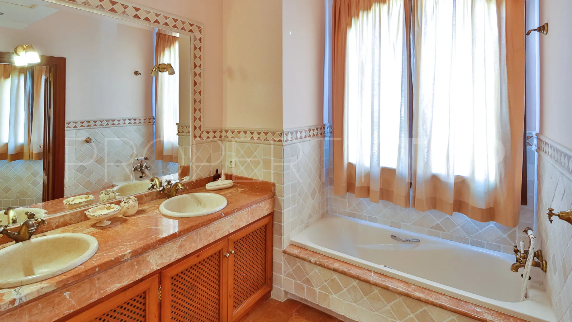 Villa de 5 dormitorios en venta en Nueva Andalucia