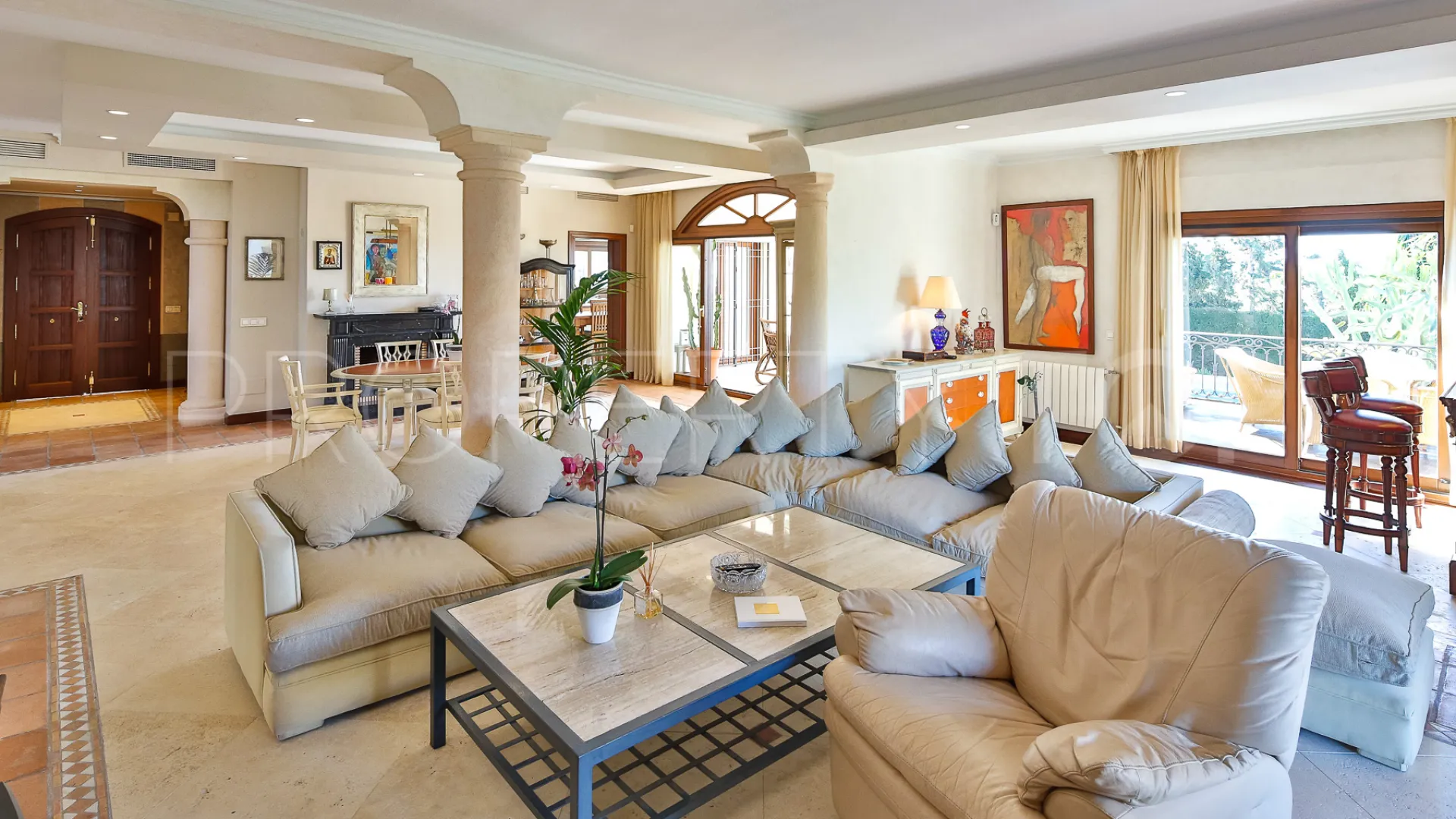 Villa de 5 dormitorios en venta en Nueva Andalucia