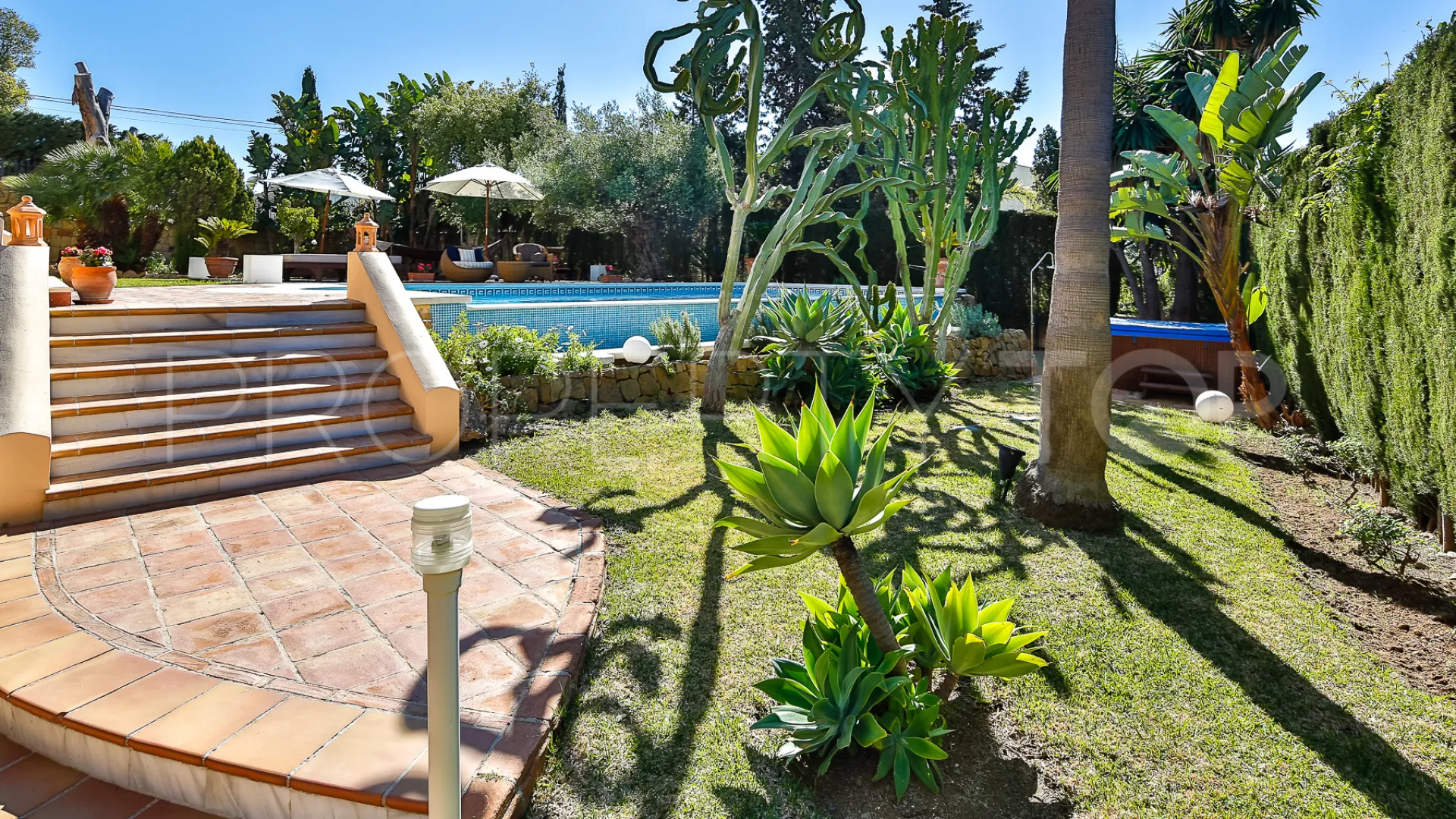 Villa de 5 dormitorios en venta en Nueva Andalucia