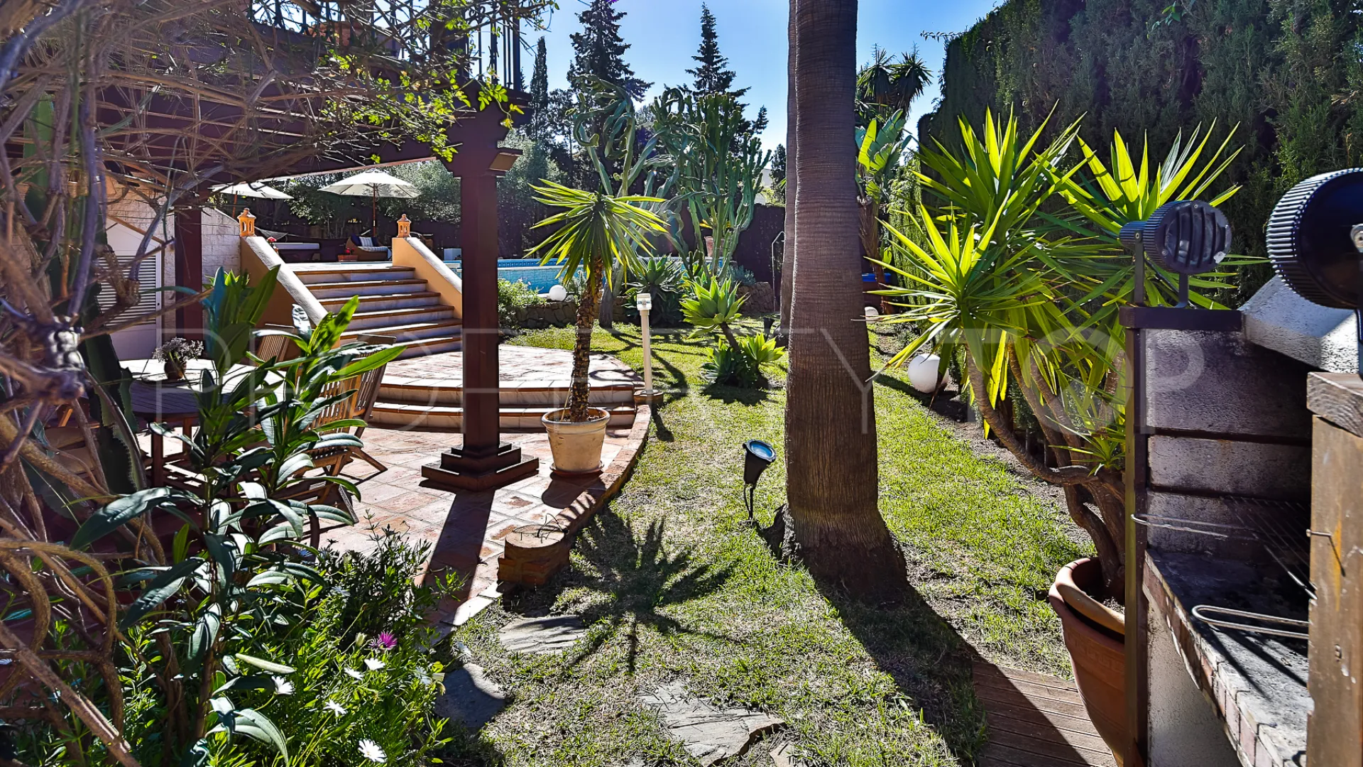 Villa de 5 dormitorios en venta en Nueva Andalucia