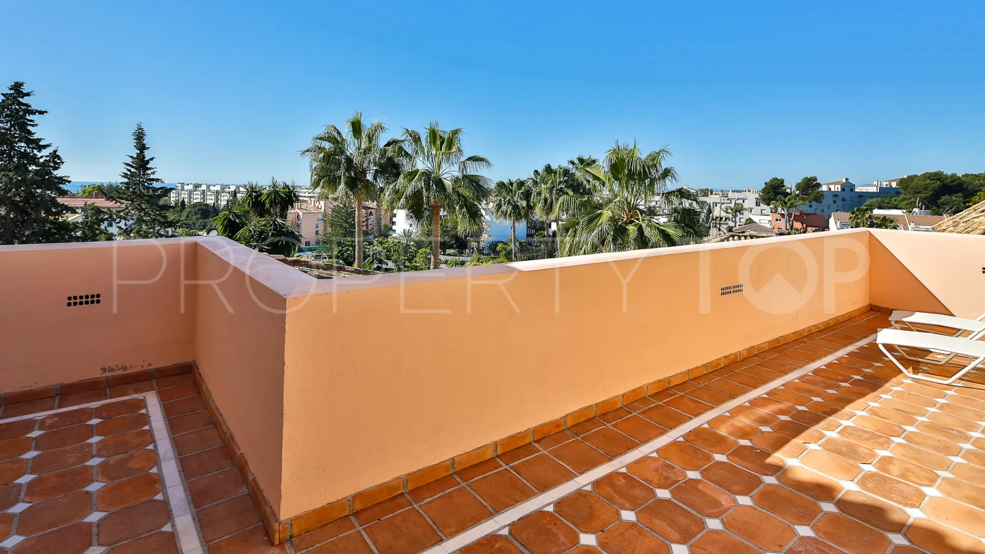 Villa de 5 dormitorios en venta en Nueva Andalucia