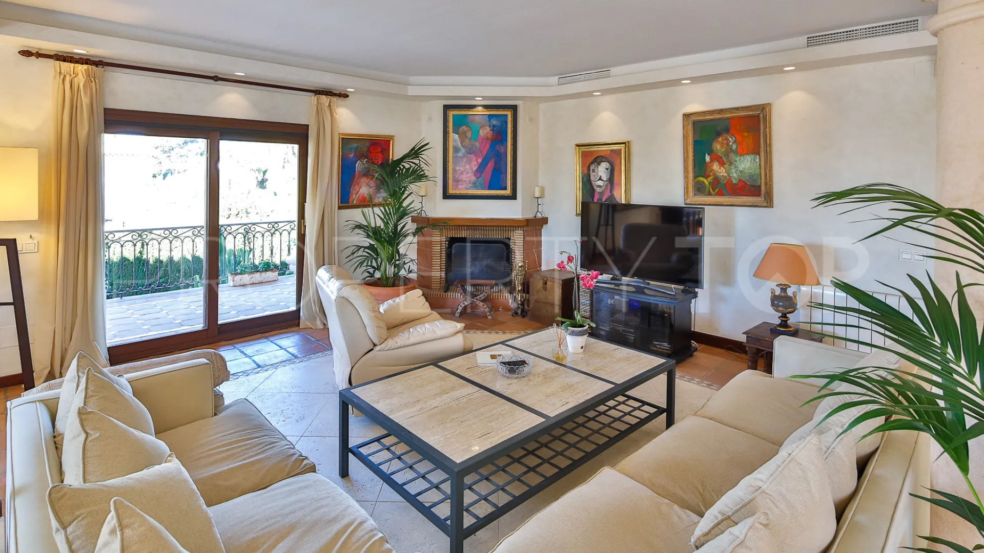 Villa de 5 dormitorios en venta en Nueva Andalucia