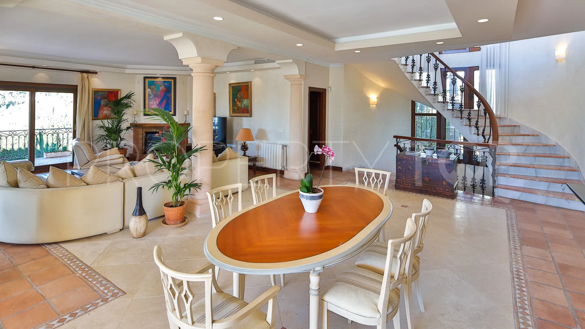 Villa de 5 dormitorios en venta en Nueva Andalucia