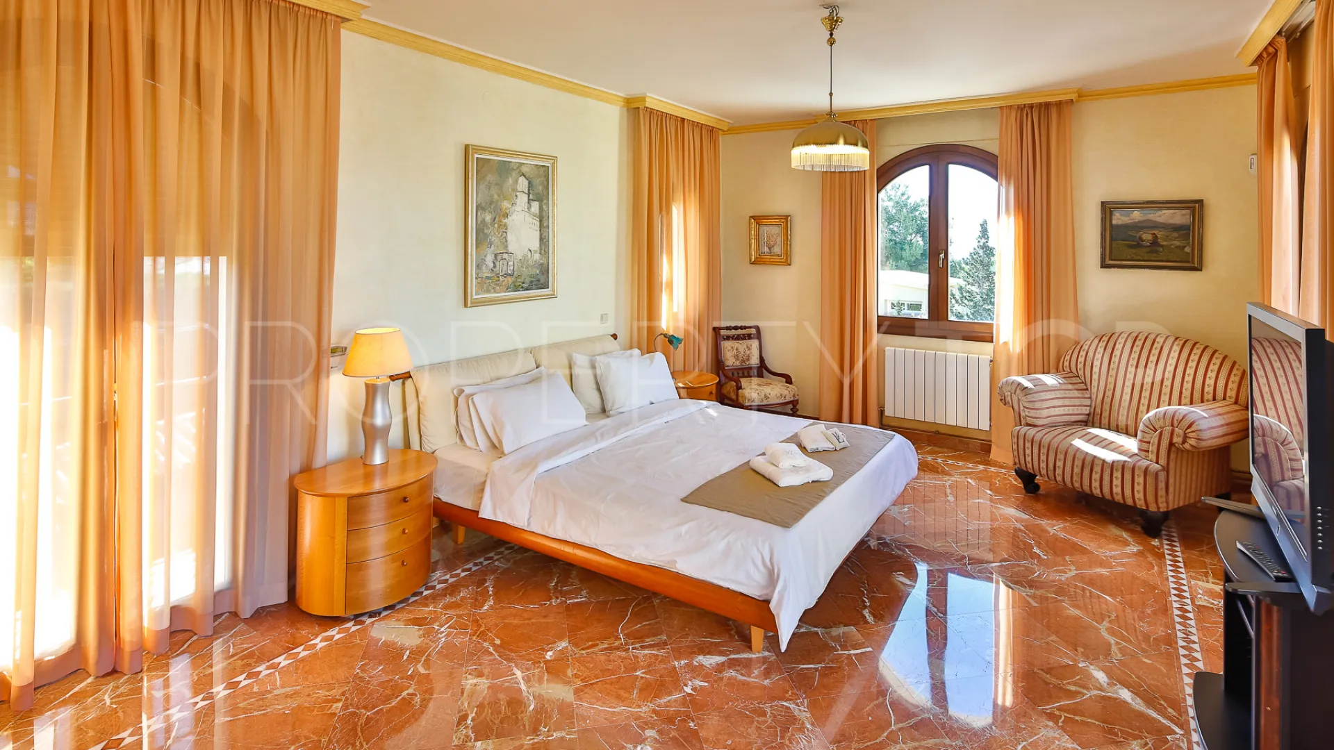 Villa de 5 dormitorios en venta en Nueva Andalucia