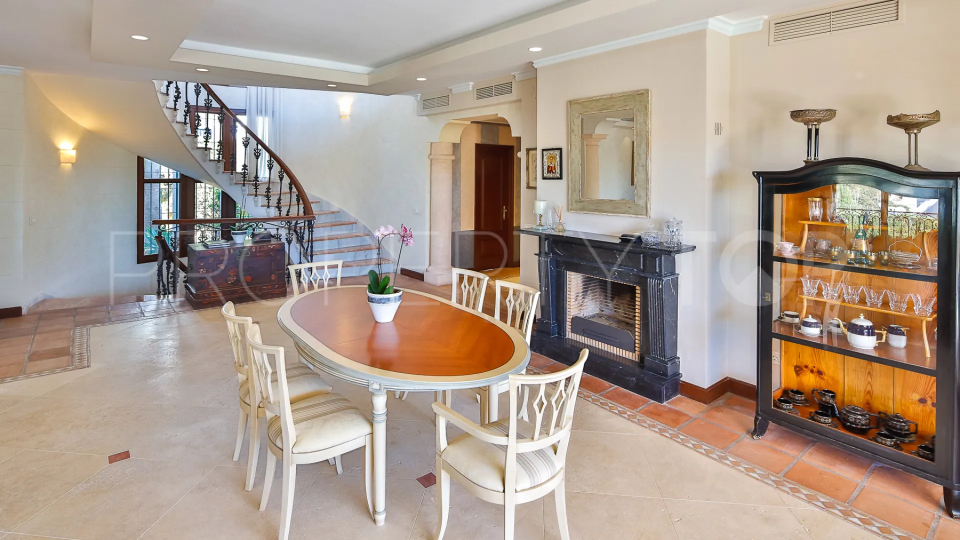 Villa de 5 dormitorios en venta en Nueva Andalucia