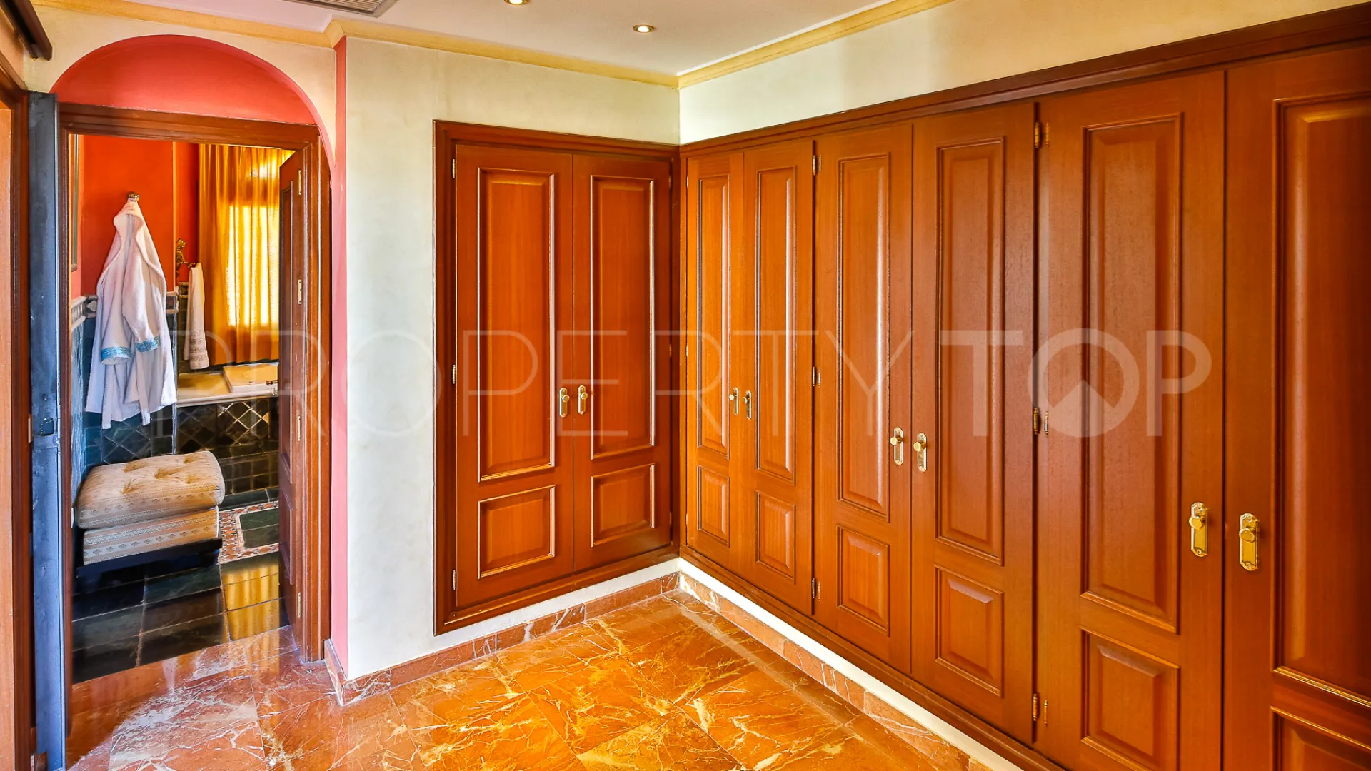Villa de 5 dormitorios en venta en Nueva Andalucia