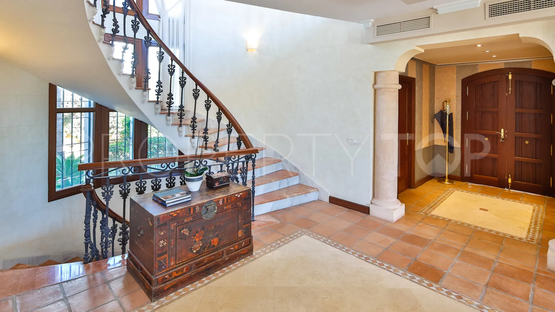 Villa de 5 dormitorios en venta en Nueva Andalucia