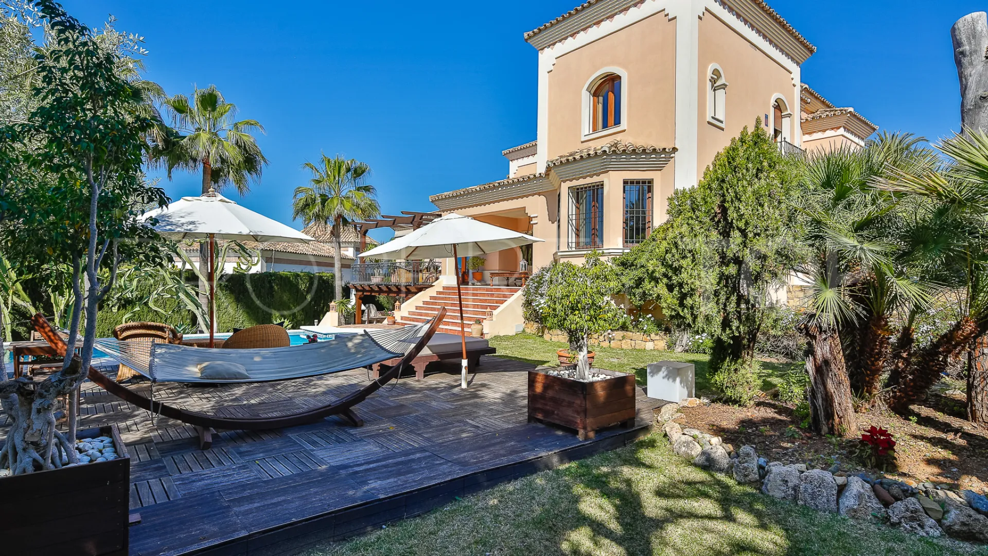 Villa de 5 dormitorios en venta en Nueva Andalucia