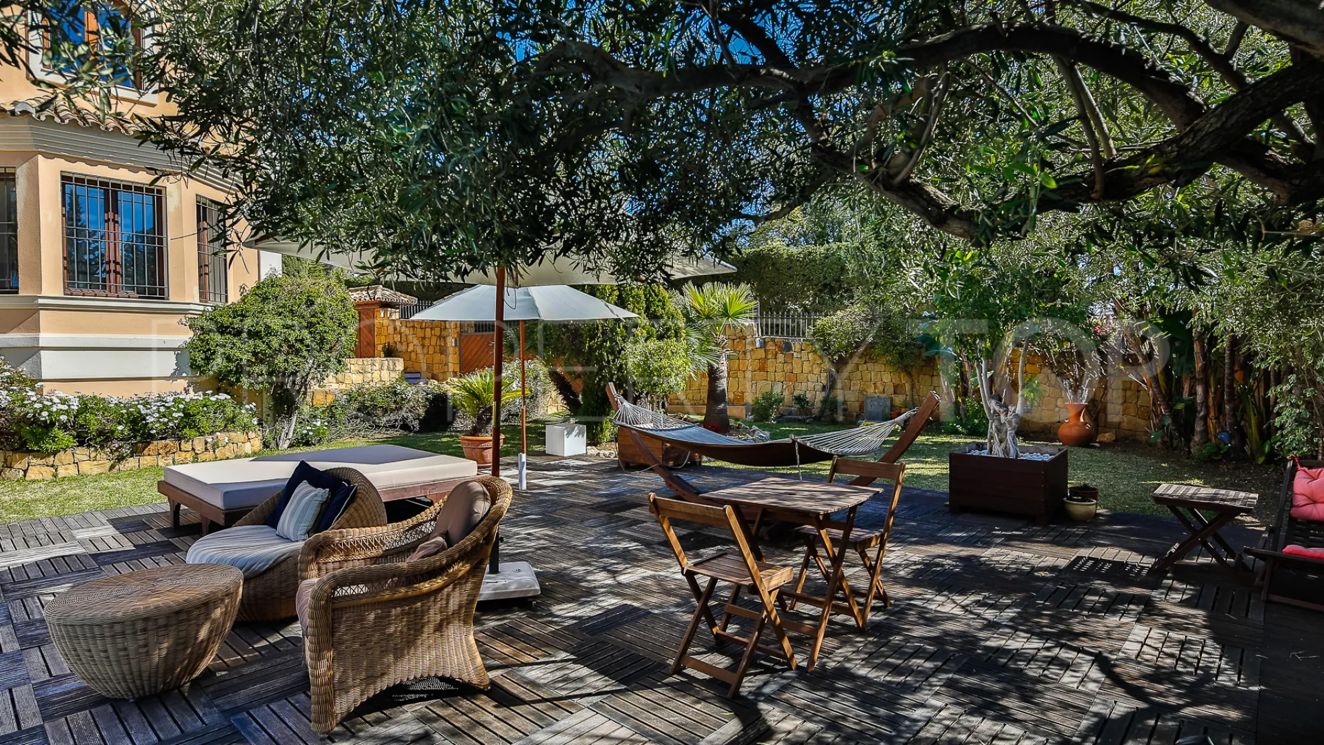 Villa de 5 dormitorios en venta en Nueva Andalucia