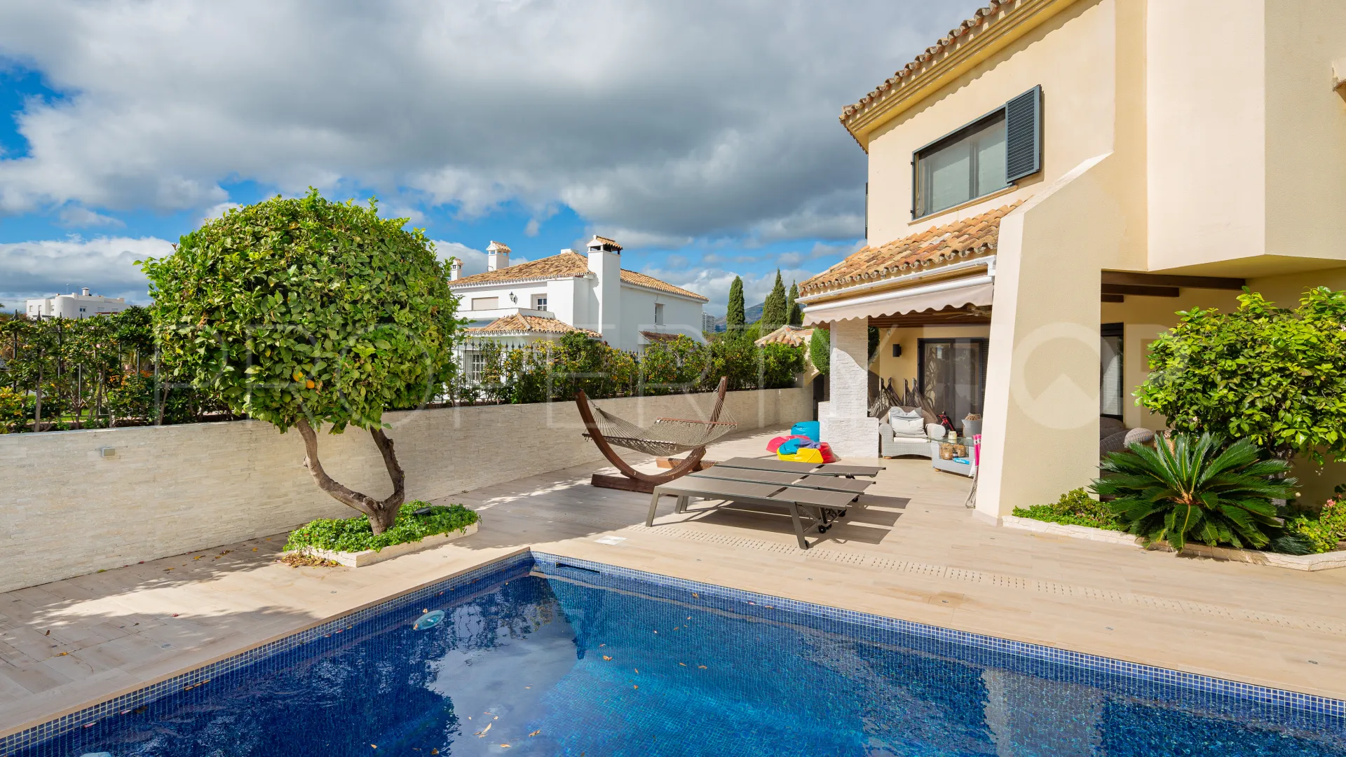 Nueva Andalucia, villa de 5 dormitorios en venta